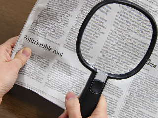 本、新聞を見る