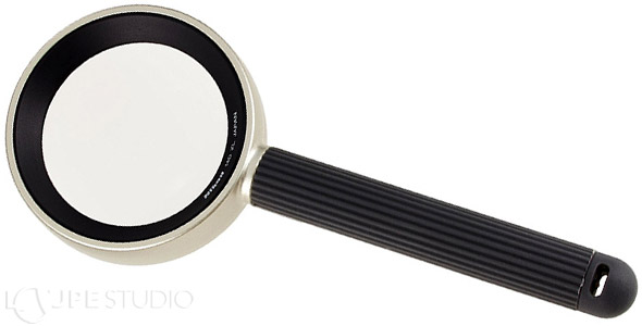 ニコンの高精度のレンズが入っています