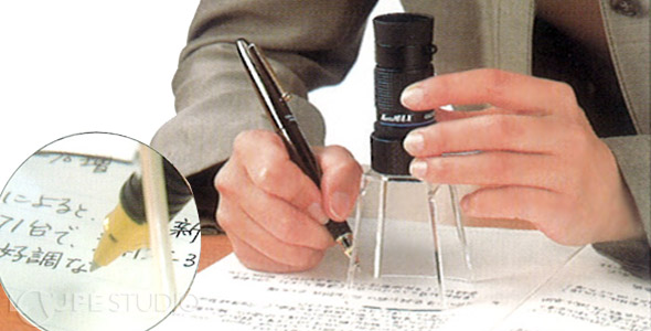 プラスチックの袴部分にペン先を入れることができます