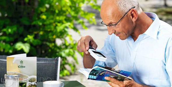 エッシェンバッハのLEDライト付き高倍率ルーペの使用イメージ