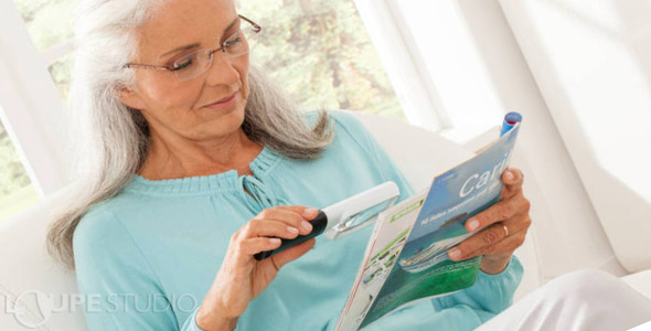 エッシェンバッハのLEDライト付き高倍率ルーペの使用イメージ